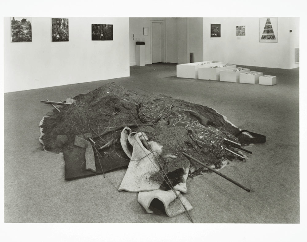 Robert Smithson, Exhibition views of “Earth Works”
