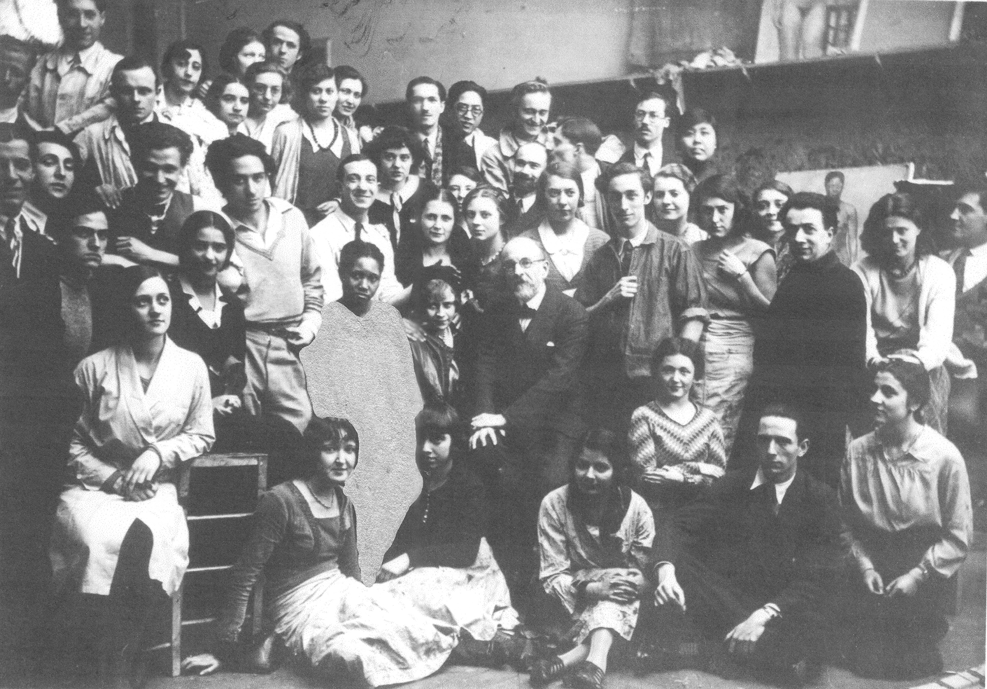 Anonyme, L’atelier de Lucien Simon avec étudiants et modèle noir féminin, à l’École des beaux-arts ou à l’académie de la Grande-Chaumière, vers 1930, contretype moderne, Paris, Association Lucien Simon.